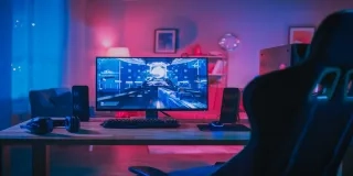 Descubre cómo crear la habitación gamer perfecta con estos consejos de Aliseda Inmobiliaria. Tamaño adecuado, silla ergonómica, tomas de corriente suficientes, decoración con luces LED y monitores de más de 30 pulgadas. ¡Optimiza tu espacio y mejora tu experiencia de juego! #HabitacionGamer #ConsejosDecoración