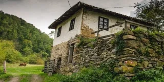 Discover 6 ideas to renovate your town house: tear down partitions, recover original carpentry, preserve windows and doors, restore stone walls, preserve original floors and install a porch. Aliseda Inmobiliaria guides you towards rural harmony.