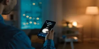 Éclairage intelligent pour la maison : efficacité, contrôle à distance et sécurité. Découvrez des modèles tels que les ampoules LED et les panneaux pour une maison moderne.