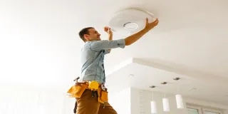 Descubre cómo aumentar el valor de tu vivienda: optimiza espacios, mejora la iluminación, apuesta por la eficiencia energética y realza el exterior. Visita nuestro blog para más consejos. #RevalorizarVivienda #ConsejosInmobiliarios