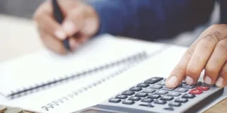 Encuentra todo sobre el Impuesto de Bienes Inmuebles (IBI): qué es, cómo se calcula, quién lo paga y posibles reducciones. ¡Infórmate y ahorra!