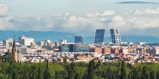 Descubre las ventajas de vivir en la ciudad: oportunidades laborales, diversidad cultural, servicios a mano, transporte y más. ¡Explora la vida urbana!
