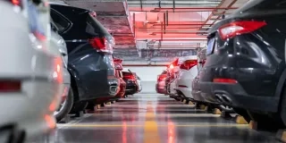 Sigue esta guía para comprar una plaza de garaje: ubicación, accesibilidad, rentabilidad y costes asociados. Encuentra la tuya en Aliseda Inmobiliaria.
