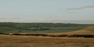 Descubre algunos proyectos viables en terrenos no urbanizables, como viviendas agrícolas, campings y casas móviles. Conoce requisitos y normativas antes de invertir.
