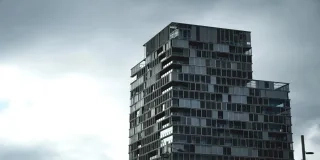 Descubre por qué Barcelona es el destino ideal para empresas, con conectividad global, crecimiento económico e innovación. Encuentra tu oficina con Aliseda.