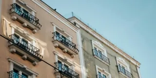 El mercado inmobiliario en España sigue siendo una opción segura y rentable para los inversores, ofreciendo estabilidad y protección ante la inflación.
