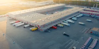 Antes de comprar una nave industrial, conoce las normativas urbanísticas, licencias de actividad y requisitos legales para evitar errores y asegurar tu inversión.