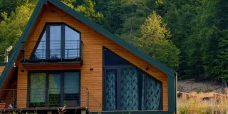 ¿Quieres instalar una casa prefabricada? Descubre qué tipo de terreno necesitas, qué dice la ley, qué licencias debes solicitar y cómo comprar con seguridad junto a Aliseda.