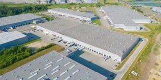 Descubre las ciudades con mayor potencial para invertir en naves industriales: Madrid, Barcelona, Valencia, Zaragoza. Análisis de mercado y claves logísticas.