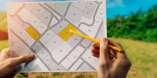 ¿Terreno urbano o urbanizable? Te explicamos las diferencias legales, su impacto en el precio y qué considerar antes de comprar o invertir.
