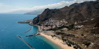 Viviendas exclusivas con jardín, terraza y vistas al Atlántico en Amarilla Golf, Tenerife. Diseño moderno, confort y entorno natural único.
