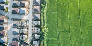 ¿Quieres urbanizar un terreno rústico? Aprende qué trámites debes seguir, cuánto cuesta y cómo evaluar si es viable convertirlo en suelo urbanizable.