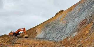 Descubre cómo la rehabilitación de suelos convierte terrenos degradados o contaminados en nuevas oportunidades urbanas y medioambientales.