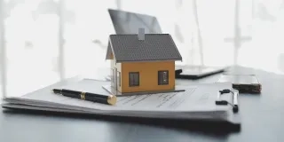 La nuda propiedad es una fórmula inmobiliaria que permite vender o comprar una vivienda separando la titularidad del derecho de uso. En este artículo explicamos qué es, cómo funciona, sus diferencias con el usufructo y por qué puede ser una oportunidad interesante tanto para propietarios como para inversores a largo plazo.