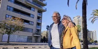 Elegir el mejor pueblo de España para vivir jubilado depende de factores como el clima, el coste de vida, los servicios sanitarios y la calidad del entorno. En este artículo analizamos qué aspectos tener en cuenta y repasamos algunas zonas especialmente recomendables para disfrutar de la jubilación con tranquilidad y bienestar