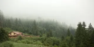 La huella de carbono en una vivienda hace referencia al conjunto de emisiones de CO₂ y otros gases de efecto invernadero derivadas del uso habitual del hogar.