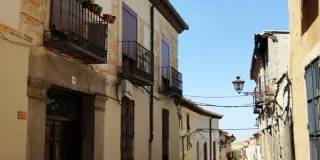 En 2026, los edificios en desuso están ganando protagonismo dentro del mercado inmobiliario español. Lo que antes se percibía como un activo complejo o secundario, hoy se está reinterpretando como una oportunidad real para crear valor a través de la rehabilitación, el cambio de uso y la adaptación a nuevas demandas residenciales y terciarias. Esta lógica encaja con lo que en el mercado internacional se conoce como adaptive reuse: dar una segunda vida a inmuebles obsoletos para convertirlos en productos más alineados con lo que hoy necesita la ciudad.