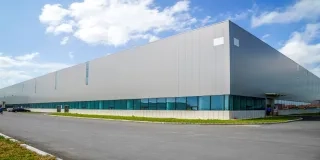 La nave industrial se está consolidando en 2026 como uno de los activos más sólidos dentro del mercado profesional. En un entorno donde otros segmentos dependen más del ciclo económico o de cambios rápidos en el consumo, la nave mantiene una ventaja clara: está vinculada a necesidades operativas muy reales, como almacenar, distribuir, producir o acercar stock a los grandes núcleos de demanda. Esa utilidad práctica explica buena parte de su resistencia.
