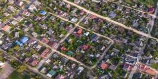Invertir en suelo urbanizable es una de las decisiones con mayor potencial dentro del mercado inmobiliario. Pero, a diferencia de otros activos inmobiliarios, un terreno urbanizable no tiene un valor fijo ni fácilmente legible: su precio depende de lo que puede llegar a ser. Es en esa diferencia entre valor presente y valor potencial donde reside tanto la oportunidad como el riesgo. O dicho de otra manera: saber leer ese espacio intermedio con criterio es lo que separa una buena inversión de una decisión precipitada.