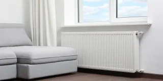 Consejos para calentar tu casa sin calefacción: ventilación estratégica, aprovechamiento de la luz solar, colores cálidos y mantas acogedoras.