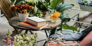 
Explore how to turn your terrace into the star of your home this spring with the best decoration ideas. Take advantage of plants, bright colors, dining area and relaxing elements