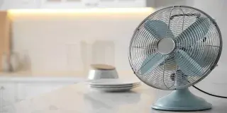 Descubre los distintos tipos de ventiladores para combatir el calor en verano. Desde modelos de sobremesa y de pie hasta elegantes ventiladores de techo y modernos sin aspas. #Ventiladores #Verano #DecoraciónHogar