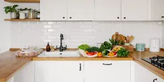 Transforma tu cocina en un espacio sostenible con muebles naturales, electrodomésticos eficientes, gestores de residuos y utensilios eco-friendly. ¡Descúbrelo aquí!